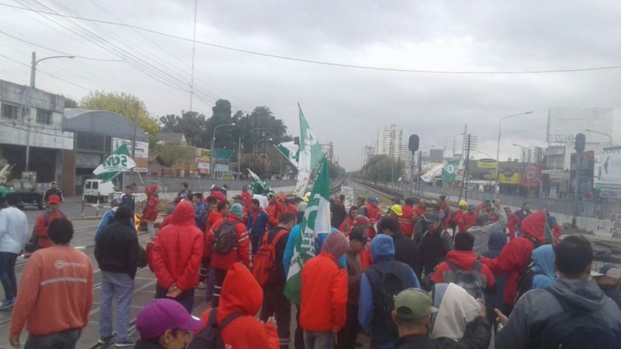 Trabajadores de limpieza del Sarmiento reclamaron por su continuidad laboral