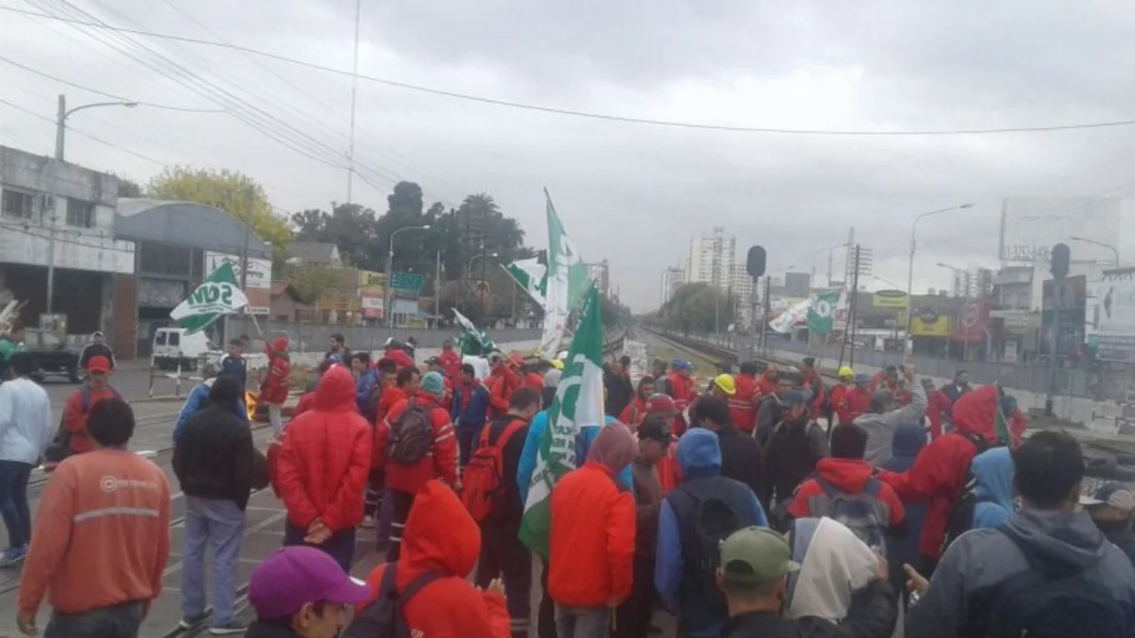 Trabajadores de limpieza del Sarmiento reclamaron por su continuidad laboral