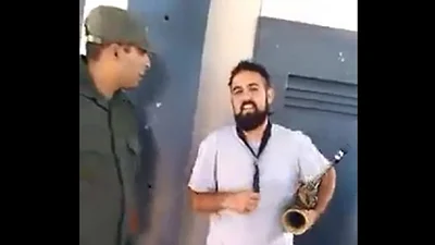 La Gendarmería obligó a un músico que deje de tocar en la estación de tren La Gendarmería obligó a un músico que deje de tocar en la estación de tren