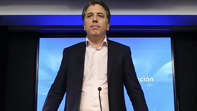Fuego amigo: el FMI advierte que los salarios volverán a perder con la inflación Fuego amigo: el FMI advierte que los salarios volverán a perder con la inflación