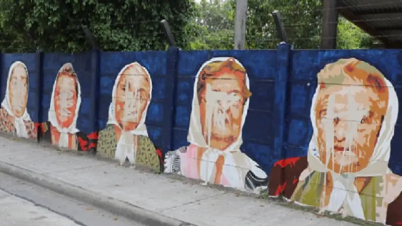 Tras el atentado al mural, las Madres le colgaron una bandera a Macri en la Rosada