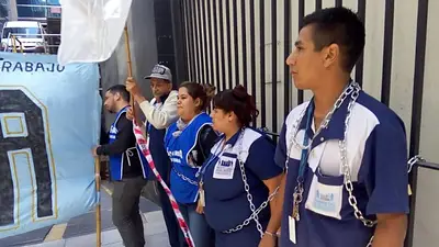 Trabajadores del Ministerio de Triaca se encadenaron en la puerta Trabajadores del Ministerio de Triaca se encadenaron en la puerta