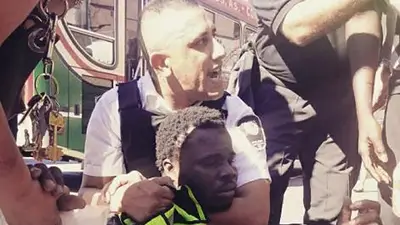 Violenta detención de la Policía de la Ciudad a un senegalés Violenta detención de la Policía de la Ciudad a un senegalés