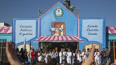Una fanática macrista insultó a los docentes en la escuela itinerante y lo subió a las redes Una fanática macrista insultó a los docentes en la escuela itinerante y lo subió a las redes