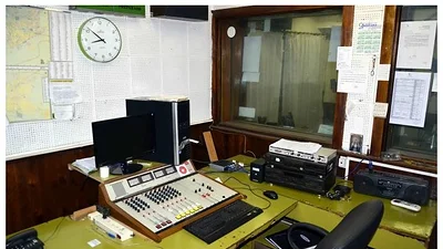 El gobierno de Macri cerró y decomisó a la fuerza dos radios comunitarias El gobierno de Macri cerró y decomisó a la fuerza dos radios comunitarias