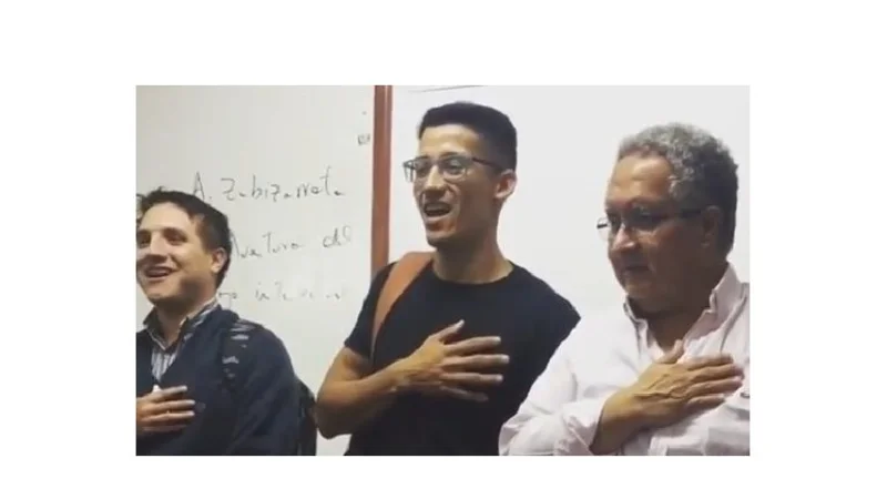 VIDEO: Un profesor tucumano hace cantar el himno a los alumnos que llegan tarde