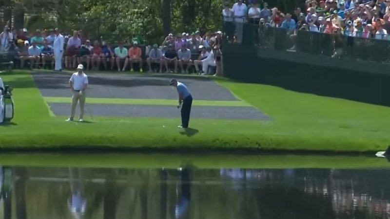 INCREÍBLE: un golfista hace seis sapitos en el agua de un golpe