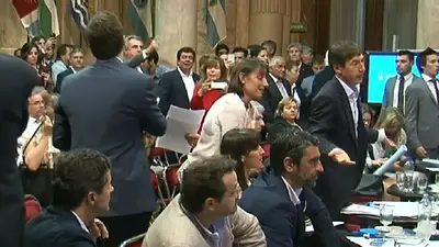 Escándalo: entre amenazas con un papel y gritos, se levantó la sesión por las offshore de Caputo Escándalo: entre amenazas con un papel y gritos, se levantó la sesión por las offshore de Caputo