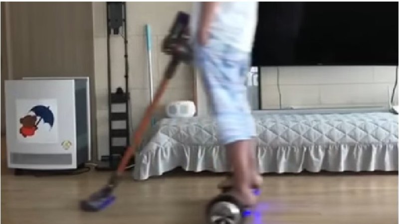 Un padre usa su 'hoverboard' para limpiar la casa