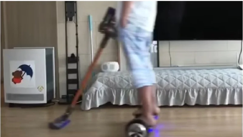 Un padre usa su 'hoverboard' para limpiar la casa