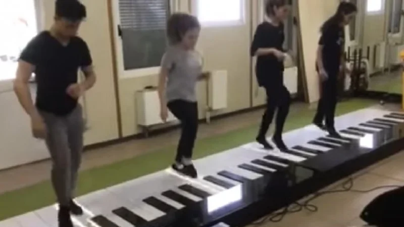 Bailaron Despacito y Súbeme la Radio sobre un piano gigante y el resultado es increíble