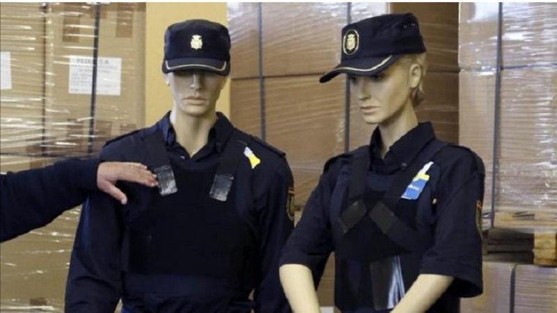 Una policía vistió a un maniquí con su uniforme para simular que vigilaba mientras "iba al baño"