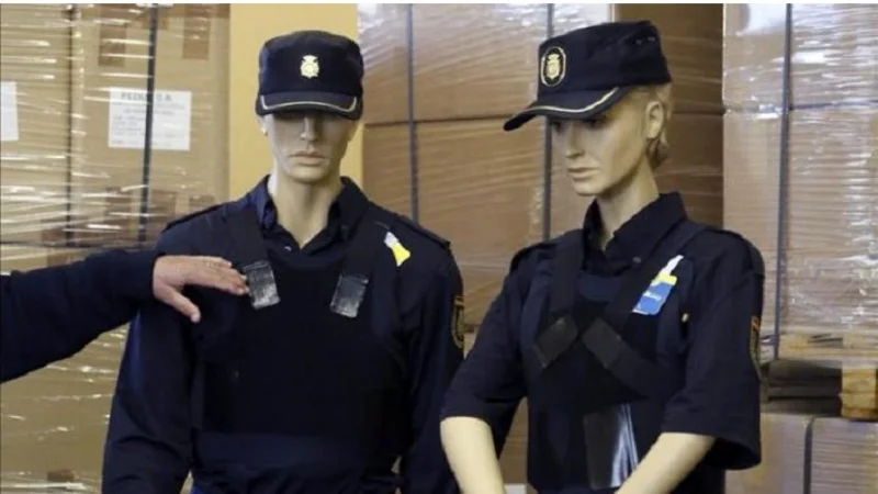 Una policía vistió a un maniquí con su uniforme para simular que vigilaba mientras "iba al baño"