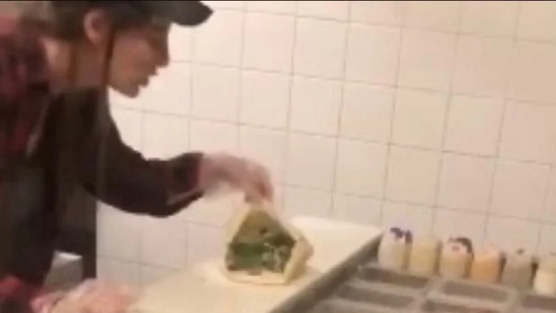 ¡Asqueroso! La despidieron por escupir en el plato de un cliente