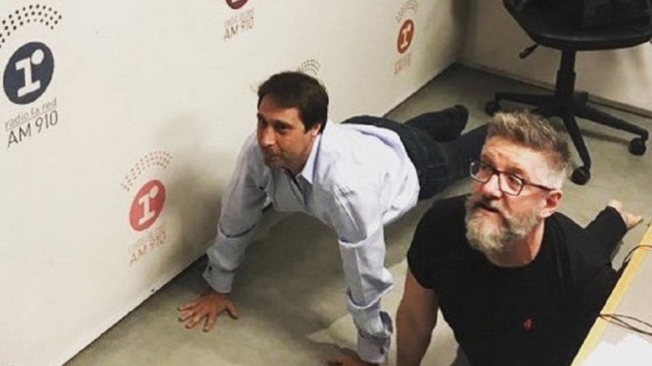 Feinmann y Novaresio hicieron yoga durante el pase de radio La Red