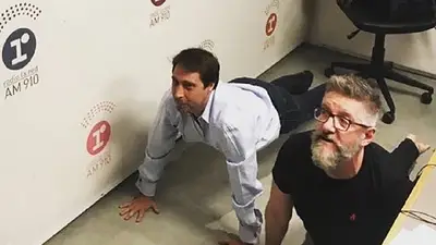 Feinmann y Novaresio hicieron yoga durante el pase de radio La Red Feinmann y Novaresio hicieron yoga durante el pase de radio La Red