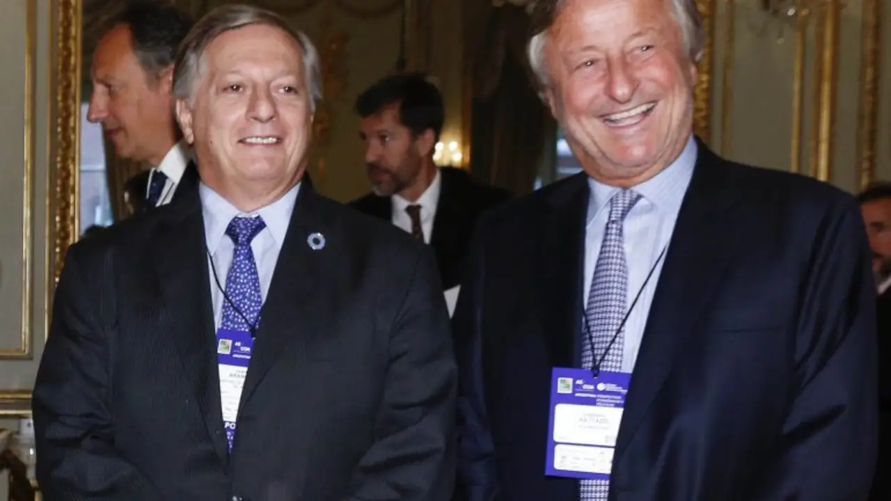 Papelitos a fugar | La salida de dólares y el golpe al desarrollo nacional