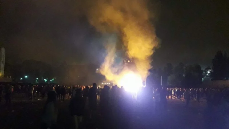 'Pity' Álvarez no salió a tocar y prendieron fuego el escenario