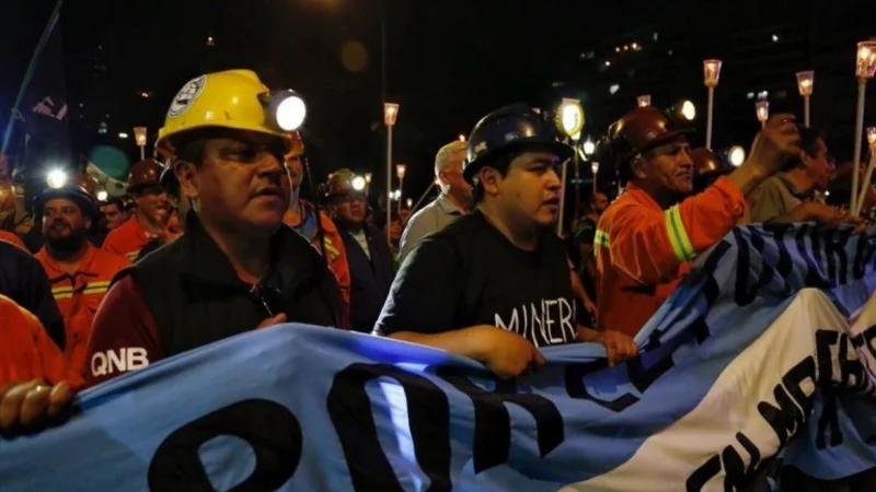 Marcha de antorchas de los mineros de Río Turbio frente al Congreso