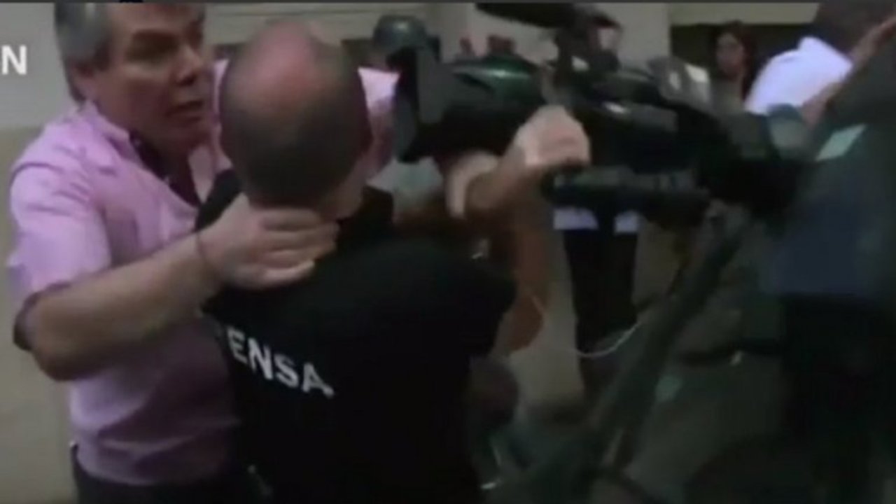 Así agredieron a un camarógrafo de Télam en la asunción de Barrionuevo