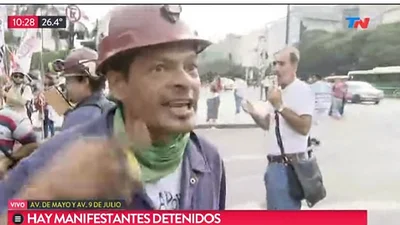 Trabajadores increparon a movilero de TN en vivo: "Contá la verdad" Trabajadores increparon a movilero de TN en vivo: "Contá la verdad"