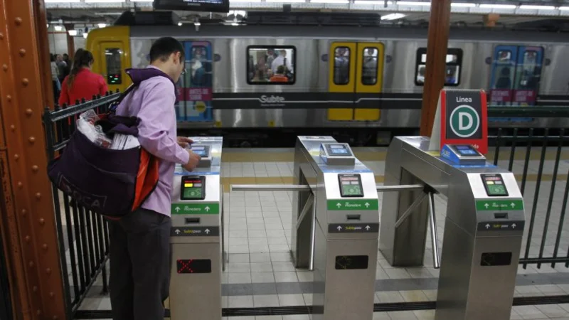 Metrodelegados harán paros y aperturas de molinete en rechazo a la paritaria del 15%