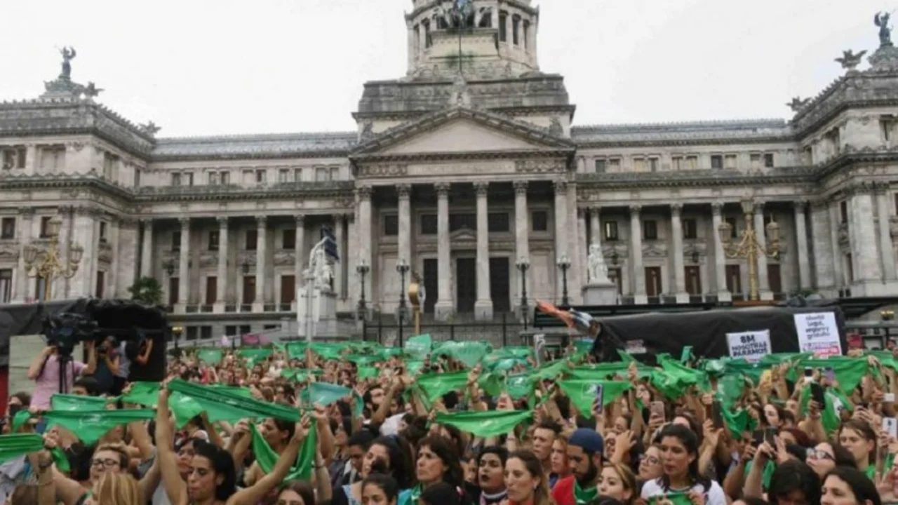 Mitos, falsedades y comparaciones imposibles: la estrategia de los anti-derechos