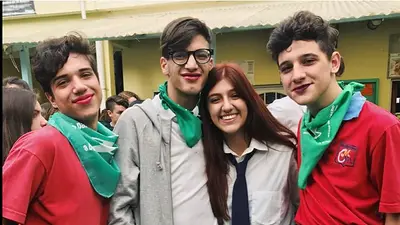Estudiantes hicieron un "pollerazo" para protestar contra los códigos de vestimenta Estudiantes hicieron un "pollerazo" para protestar contra los códigos de vestimenta