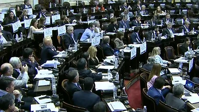 La oposición estalló en insultos contra el diputado que atentó contra la sesión La oposición estalló en insultos contra el diputado que atentó contra la sesión