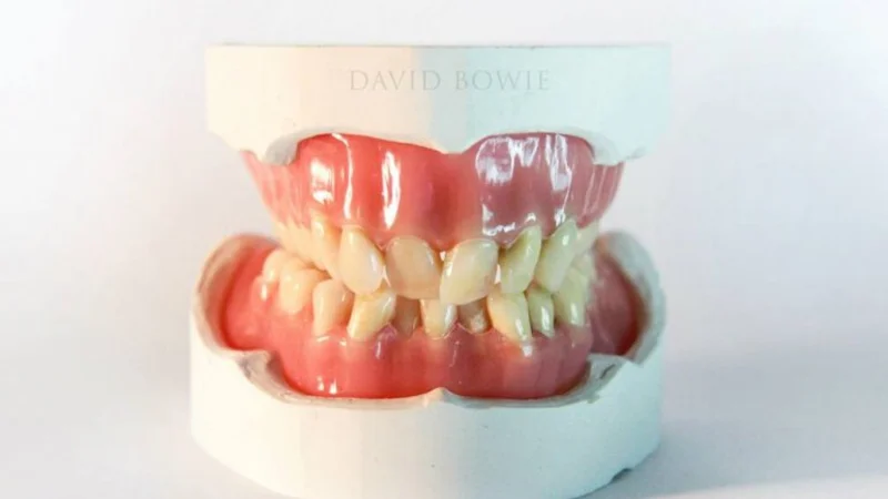 Cómo resucitar a Bowie: una groupie, los dientes de un muerto y el elogio del pudor