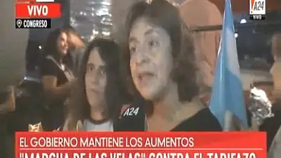 A24 mostró a una mujer incendiándose durante la "marcha de las velas" A24 mostró a una mujer incendiándose durante la "marcha de las velas"
