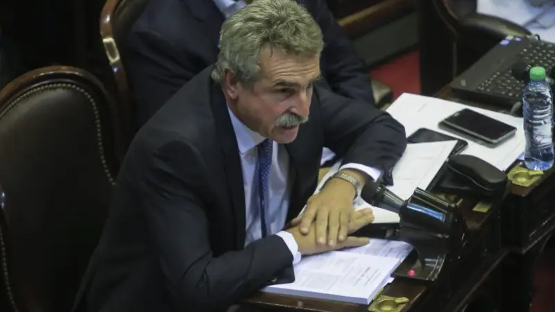 Rossi apuntó que Macri "extorsiona" a los trabajadores con el tarifazo