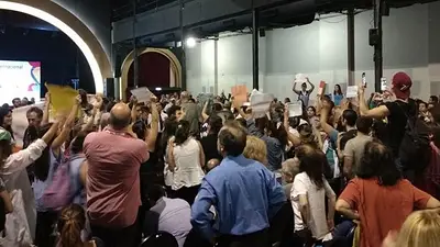 Feria del Libro: estudiantes increparon a funcionarios por el recorte educativo Feria del Libro: estudiantes increparon a funcionarios por el recorte educativo