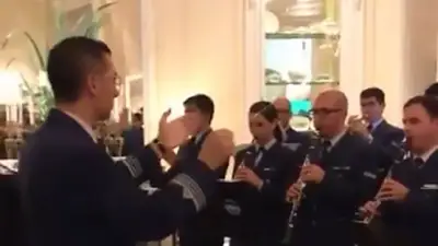 La Fuerza Aérea Argentina tocó el himno británico para festejar el cumpleaños de la Reina La Fuerza Aérea Argentina tocó el himno británico para festejar el cumpleaños de la Reina