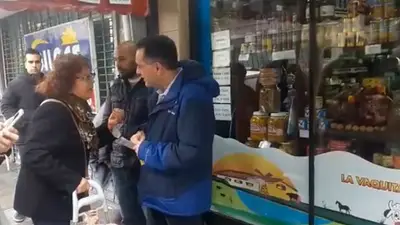 El mal momento de Finocchiaro: una vecina lo increpó y le rompió sus panfletos El mal momento de Finocchiaro: una vecina lo increpó y le rompió sus panfletos