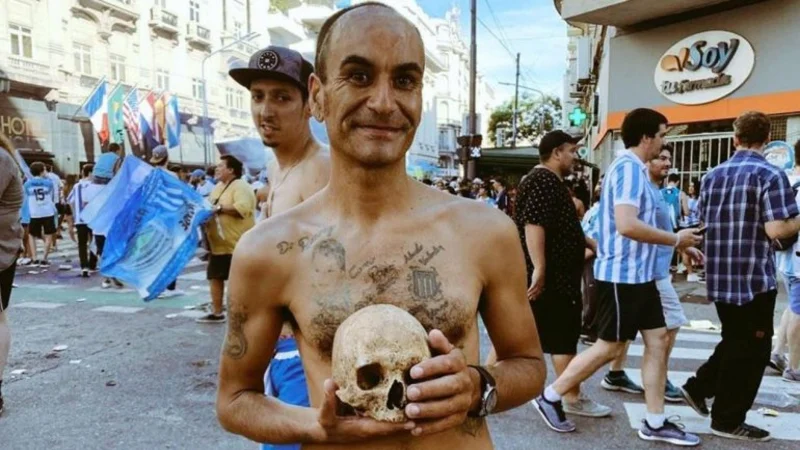 Un hincha de Racing llevó el cráneo de su abuelo a los festejos: "Estaba en el nicho y lo saqué"