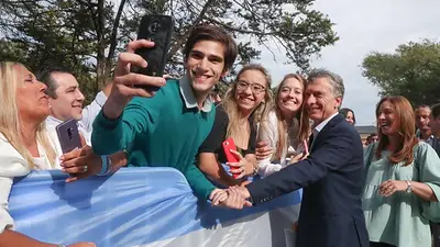 El montaje que armó Macri para fingir ser querido en un acto El montaje que armó Macri para fingir ser querido en un acto