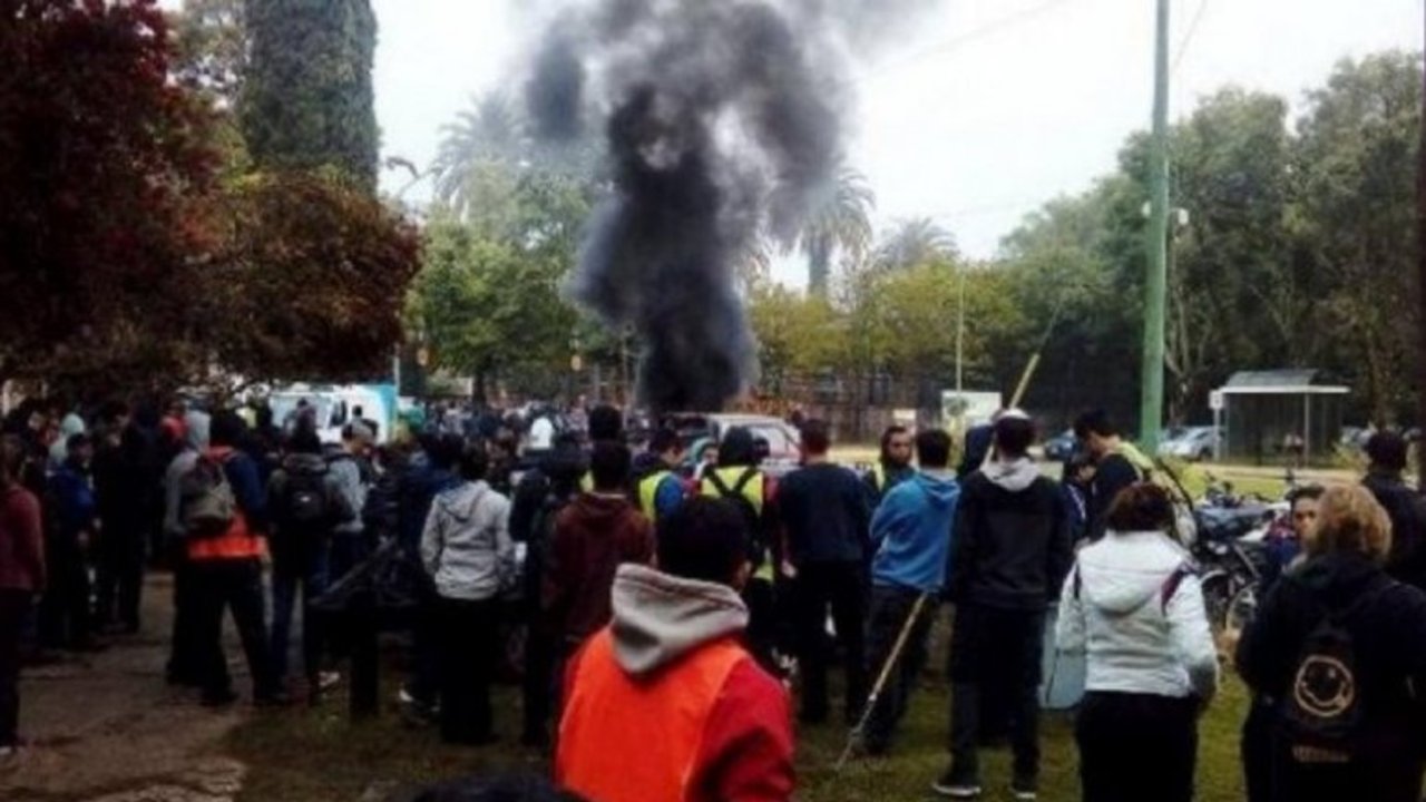 Crisis: cierra una fábrica que producía para Nike y despide a 120 personas