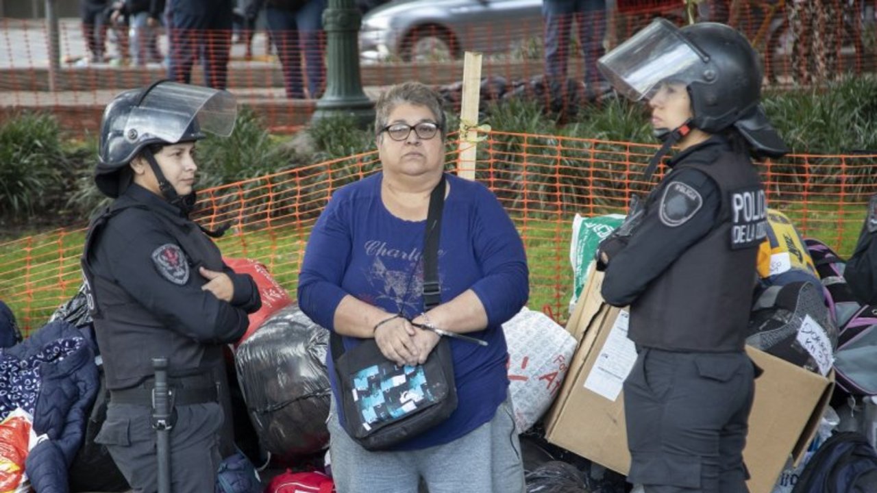La Policía detuvo violentamente a una jubilada que pedía comida para su comedor