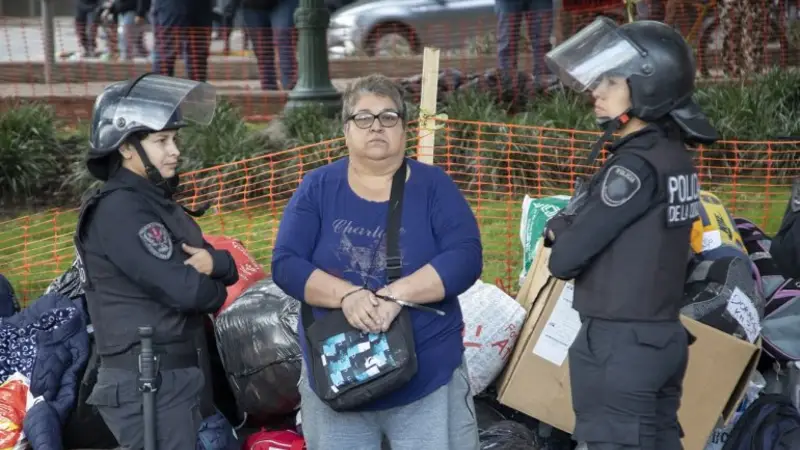 La Policía detuvo violentamente a una jubilada que pedía comida para su comedor