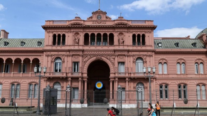 "Presidente Menem": Le dieron el día libre al empleado que cometió el insólito error
