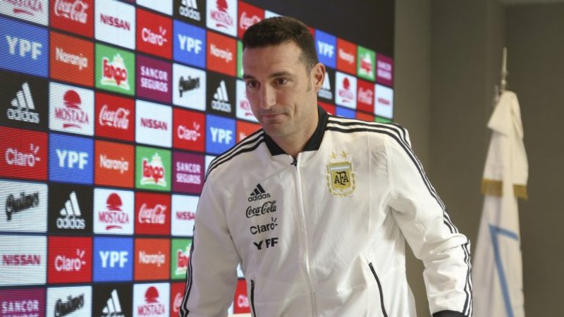 Lionel Scaloni mostró cómo quedó tras el choque en España