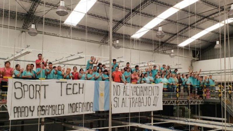 Trabajadores de una fábrica recuperada reclaman que un juez no les permite producir