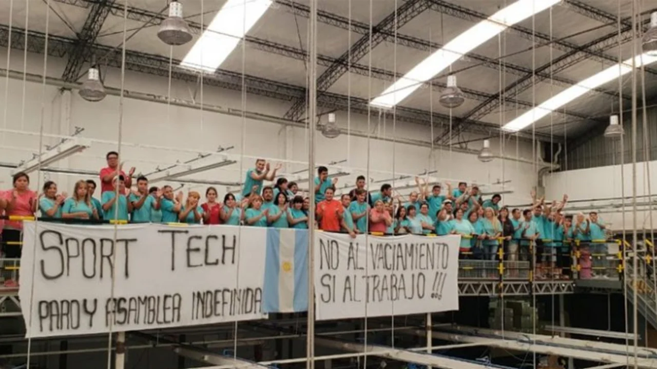 Trabajadores de una fábrica recuperada reclaman que un juez no les permite producir
