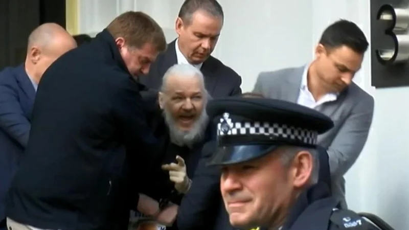 Detuvieron a Julián Assange en Londres, tras seis años de asilo en la embajada de Ecuador