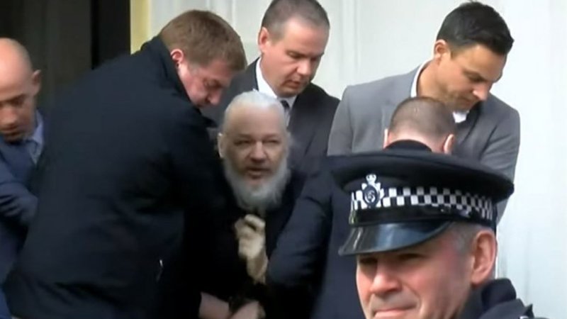 Así se llevaban detenido a Julian Assange en Inglaterra