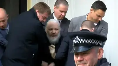 Así se llevaban detenido a Julian Assange en Inglaterra Así se llevaban detenido a Julian Assange en Inglaterra