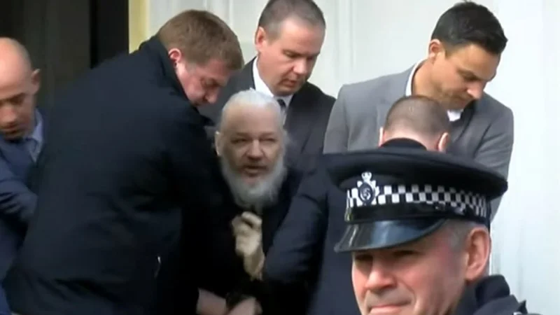 Así se llevaban detenido a Julian Assange en Inglaterra