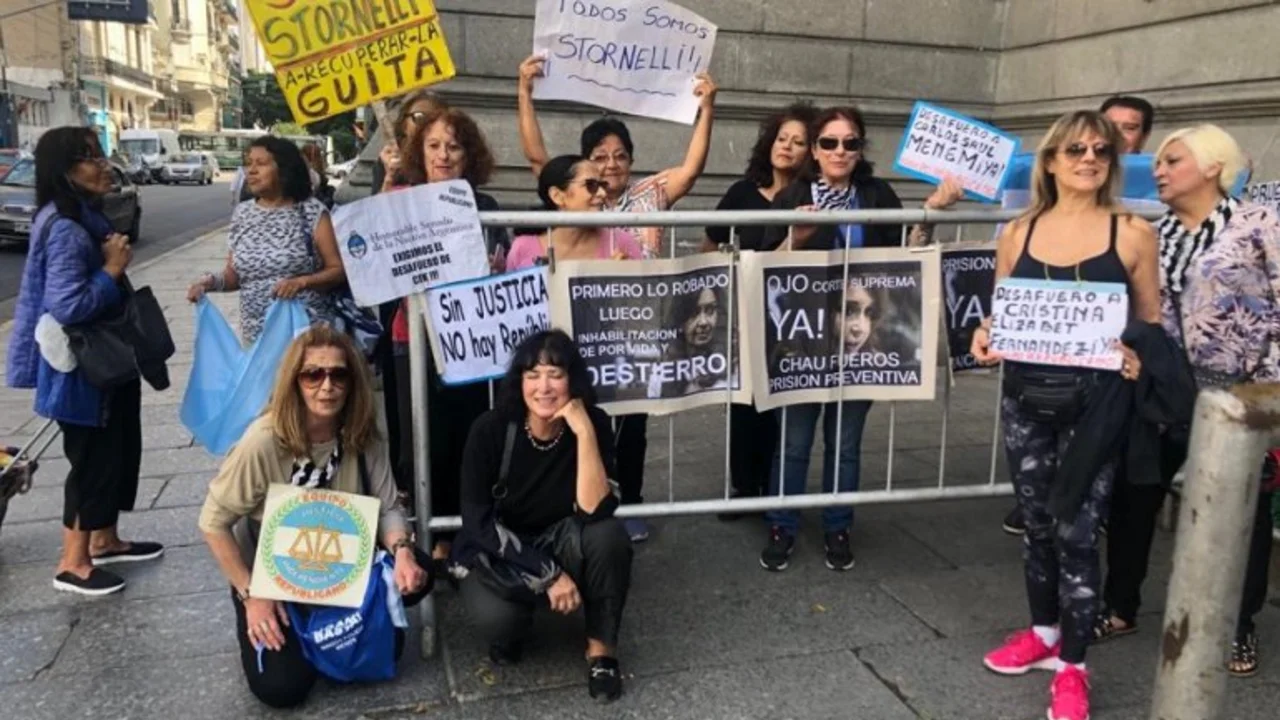 La escueta marcha a favor de Stornelli: fueron 13 personas al Senado