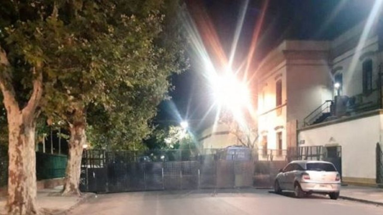 Clarín amaneció vallado por despidos y trabajadores convocan a una movilización